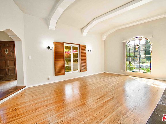 5th image of 168 N Doheny Dr