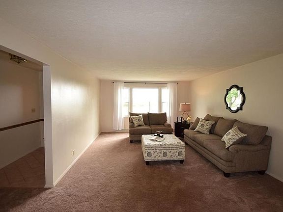 4th image of 204 W County Road 450 N