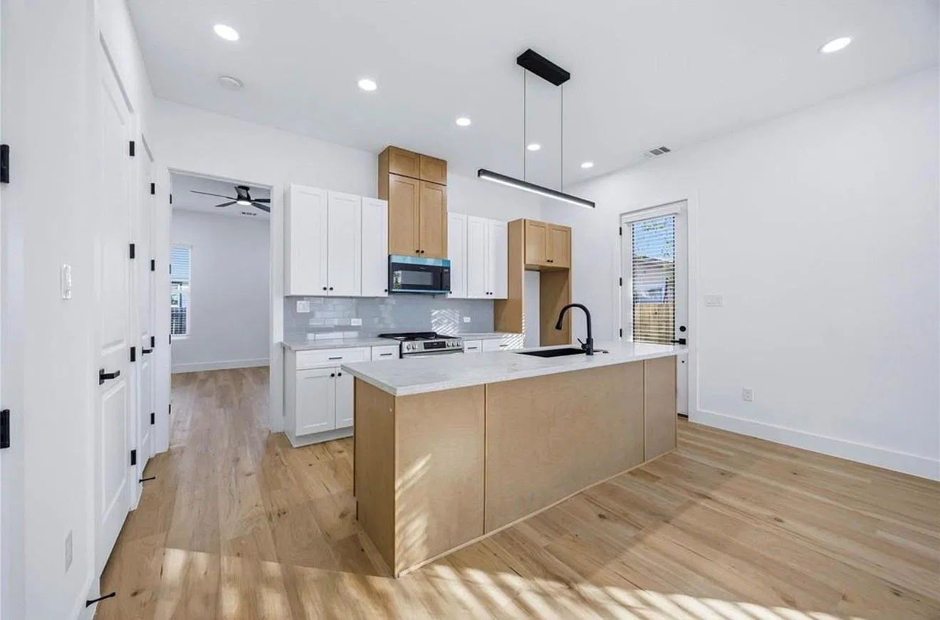 3 bed, 2.5 bath, 1350 sqft, $1,975 — Photo 4