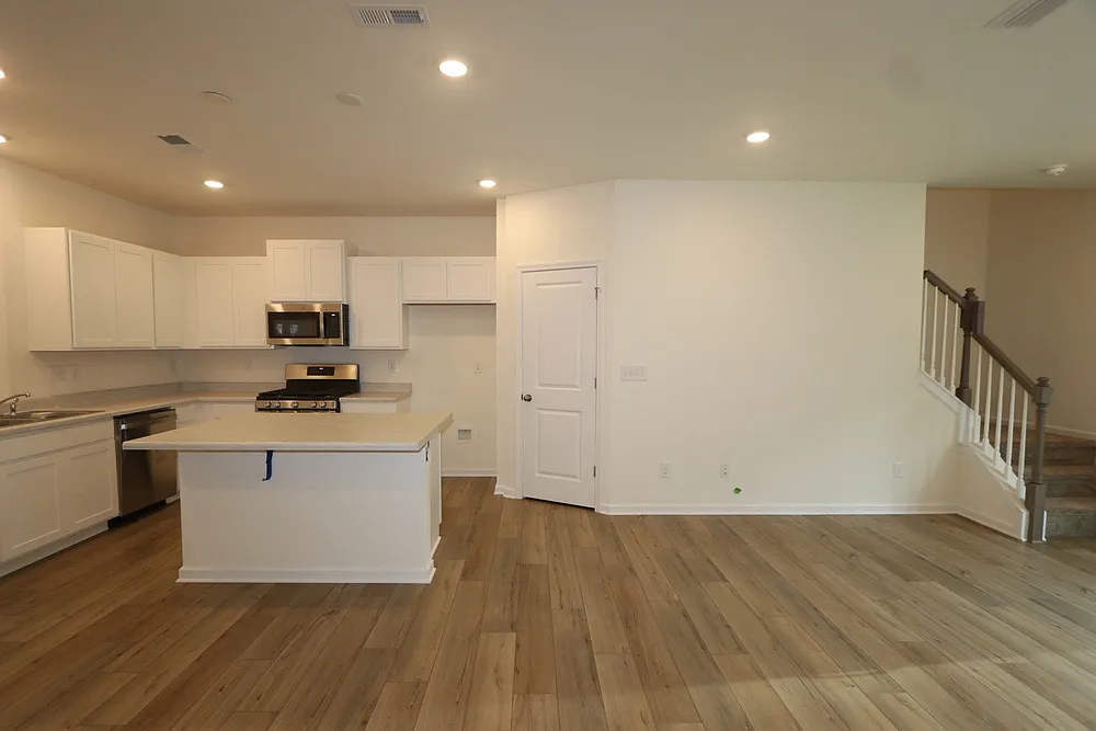 3 bed, 1601 sqft, $2,100 — Photo 4
