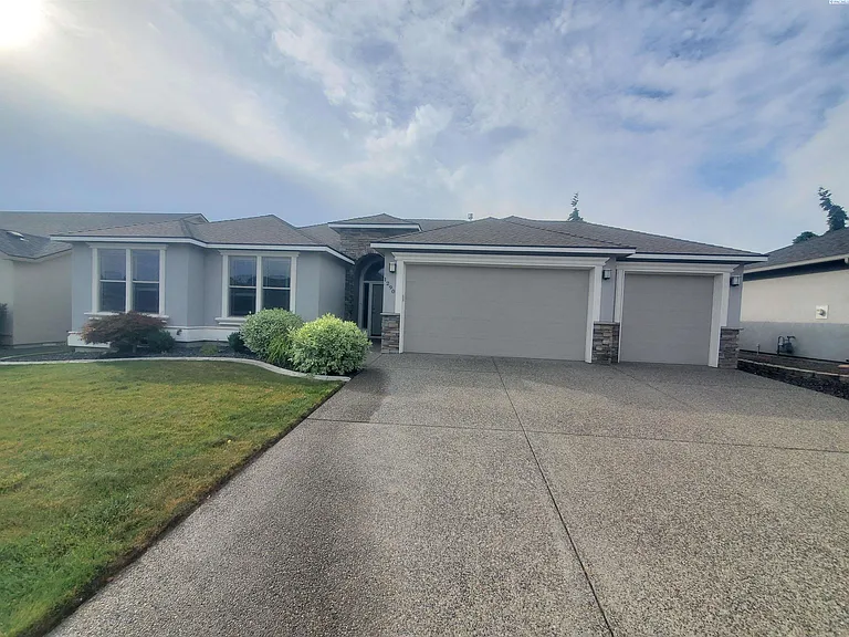 1290 N Oklahoma Pl — Photo 1