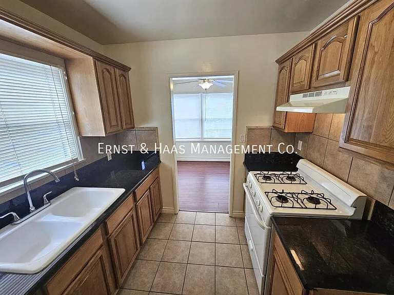 436 W 4th St #1 — Photo 7