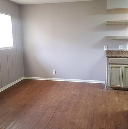 4th image of 1041 Comal St