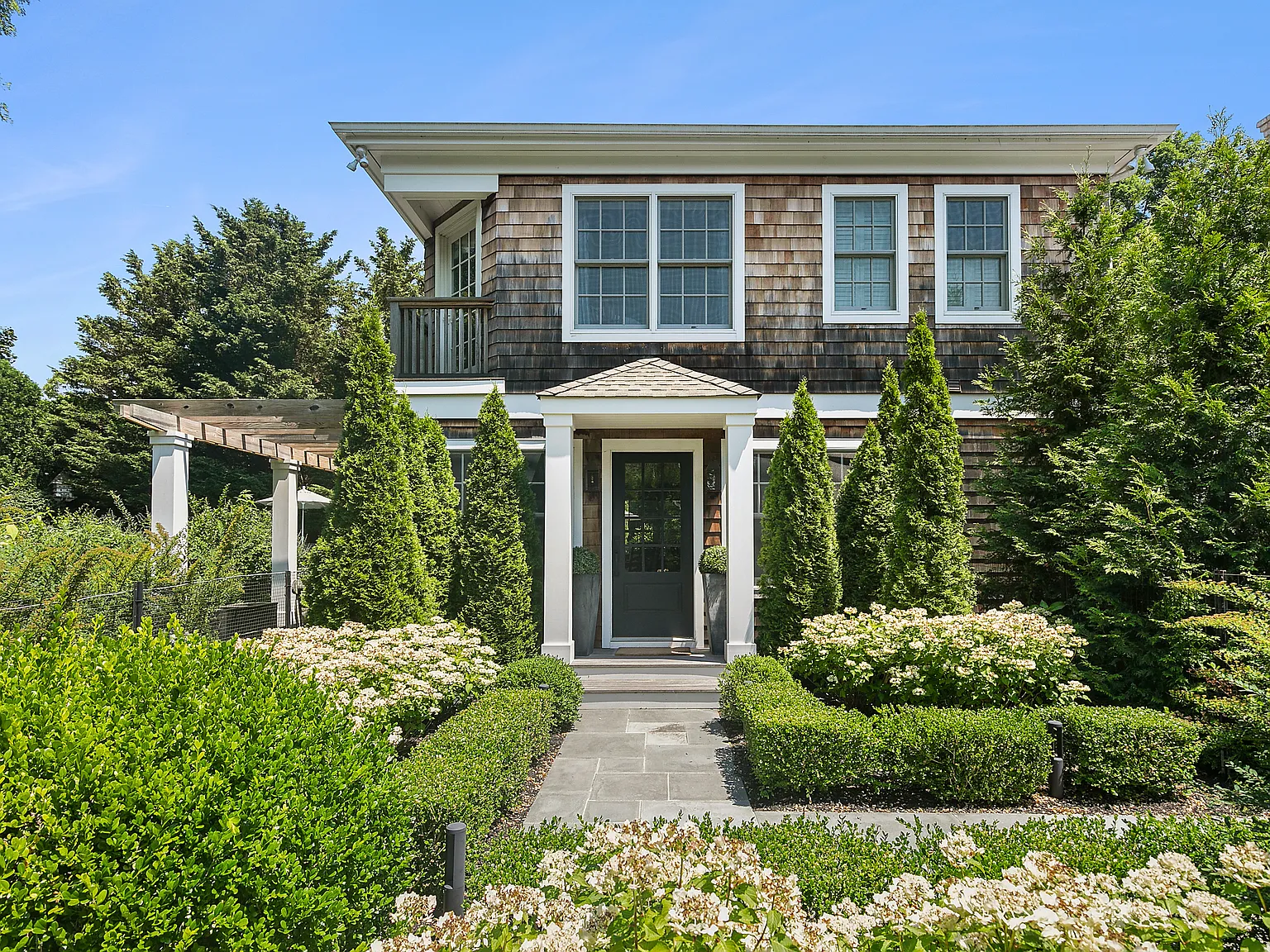 Tranquil and Private Hamptons Retreat — Photo 2