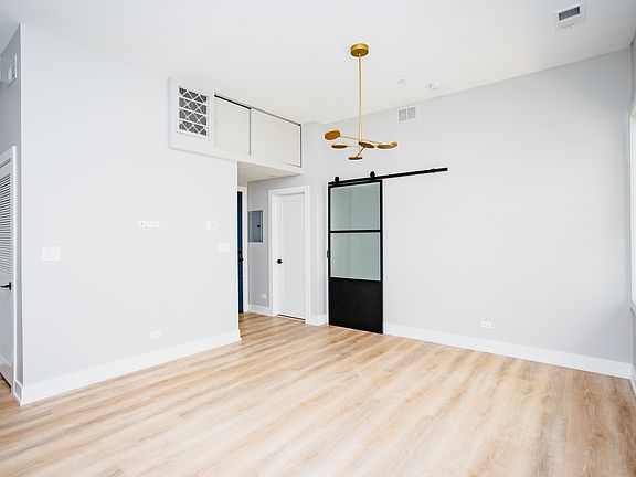 4th image of 448 W Barry Ave #204