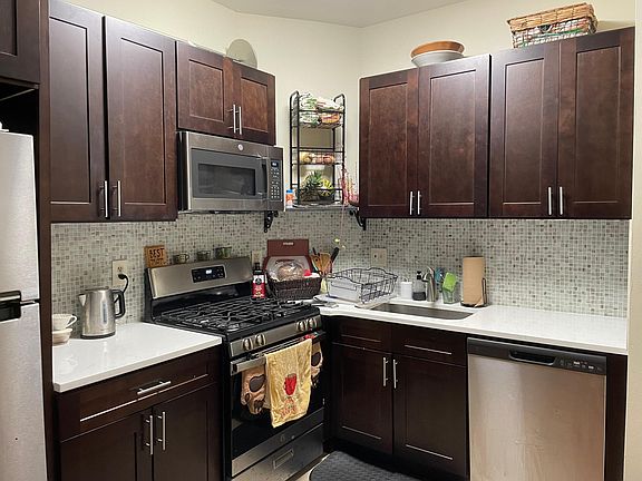 5th image of 803 Dickinson St #1F
