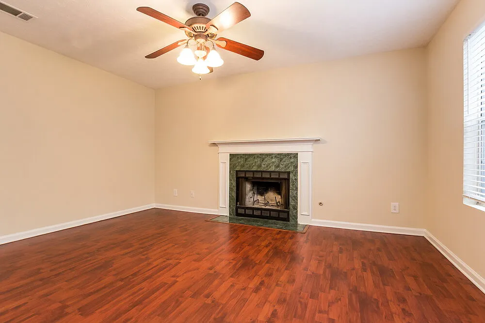3 bed, 2.5 bath, 1705 sqft, $2,080 — Photo 2