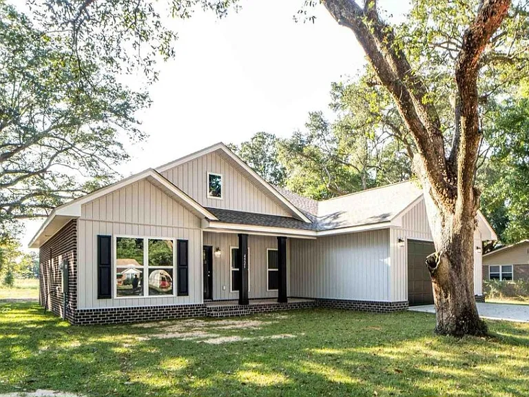 4521 Oak Forest Dr — Photo 2