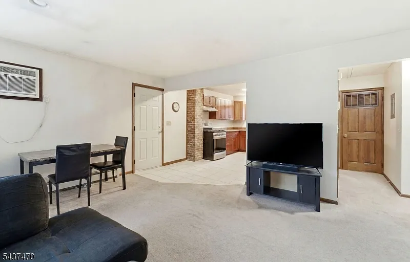 2 bed, 1.0 bath, 1066 sqft, $2,700 — Photo 2