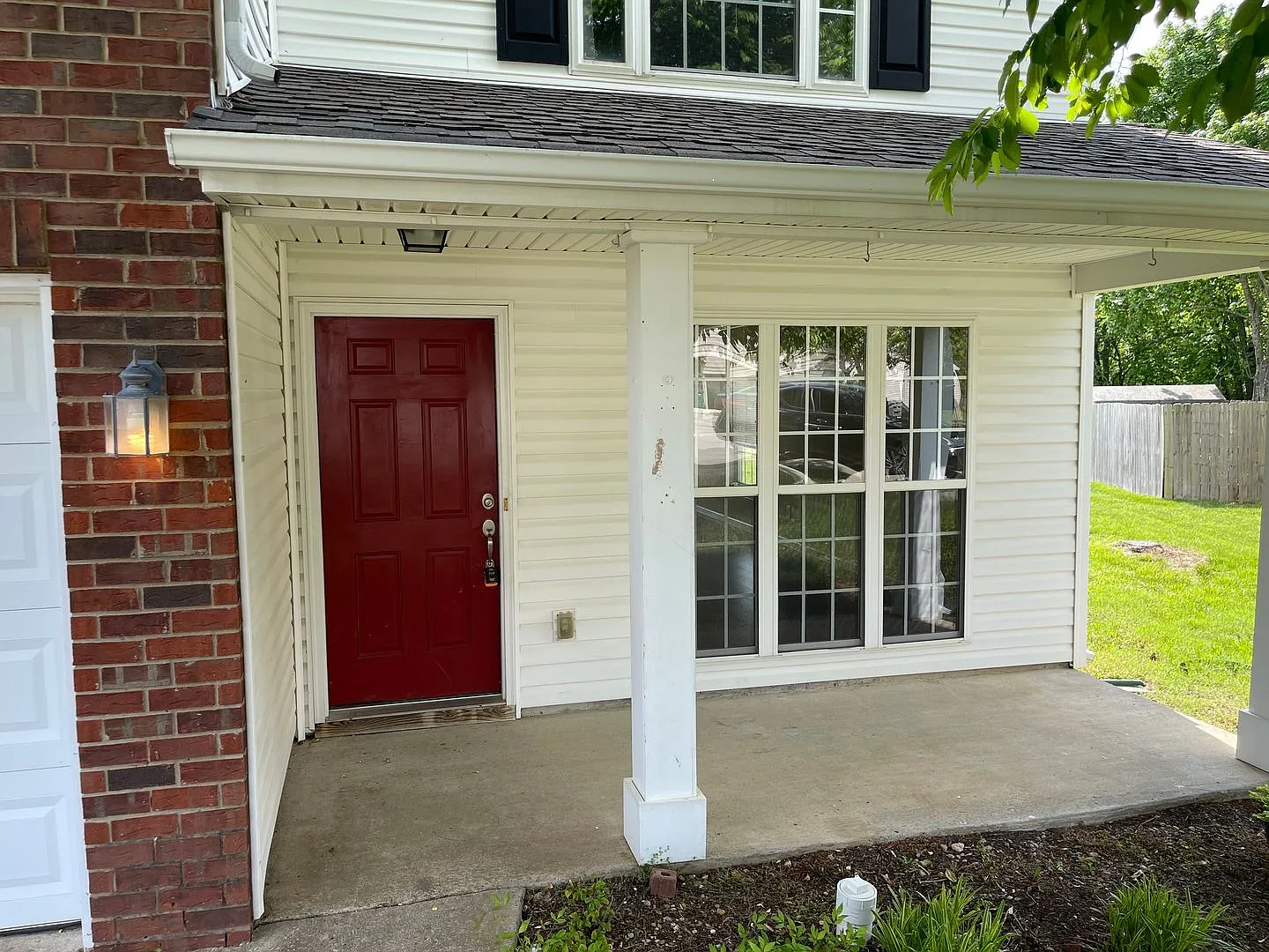 Spring Hill Gem in a Wonderful Location! — Photo 2