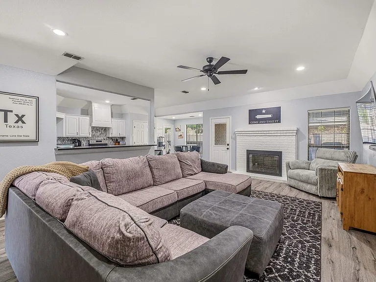 1703 Sully Ct — Photo 4