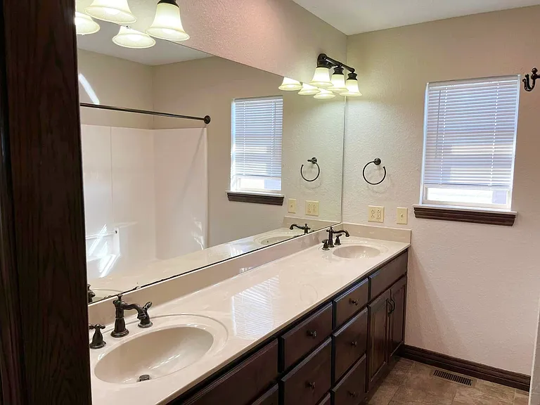 2332 S Pearl Ave — Photo 6