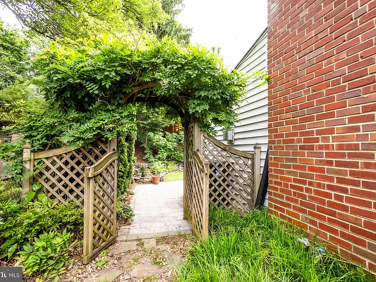 1207 N Livingston St — Photo 48