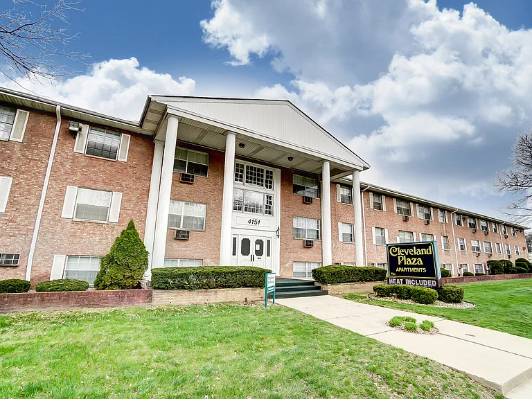 Cleveland Plaza Apartments — Photo 1