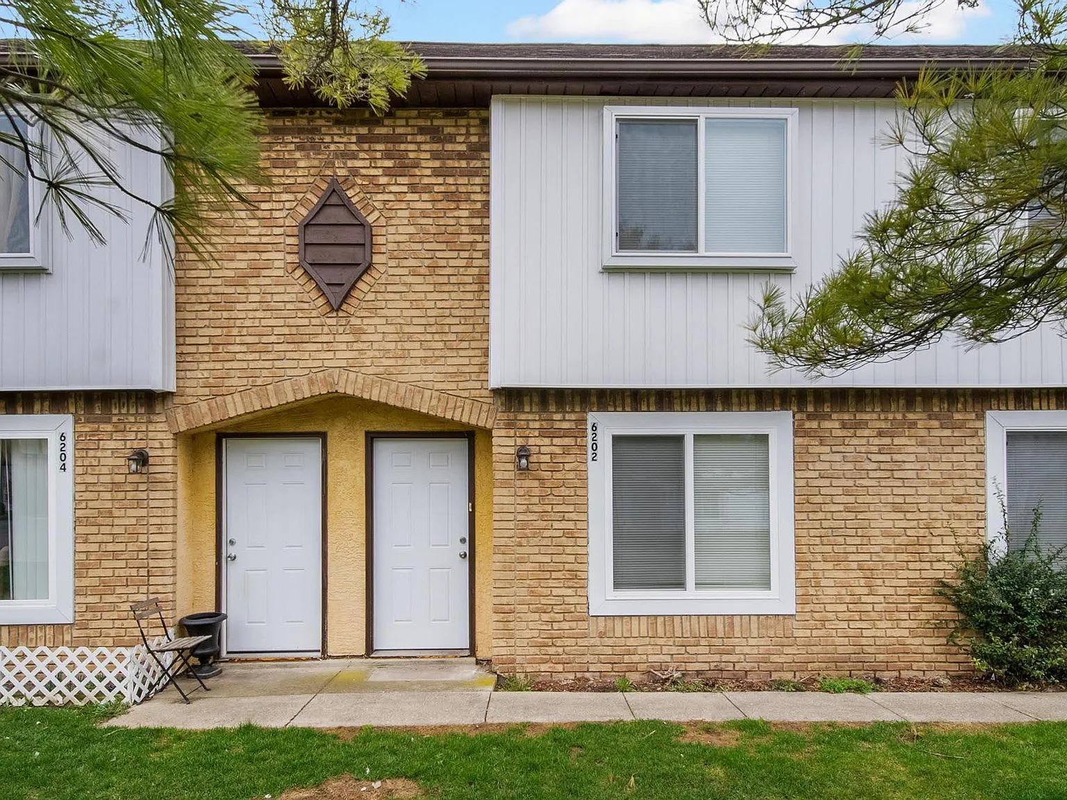 2 bed, 1.5 bath, 1000 sqft, $1,250 — Photo 1