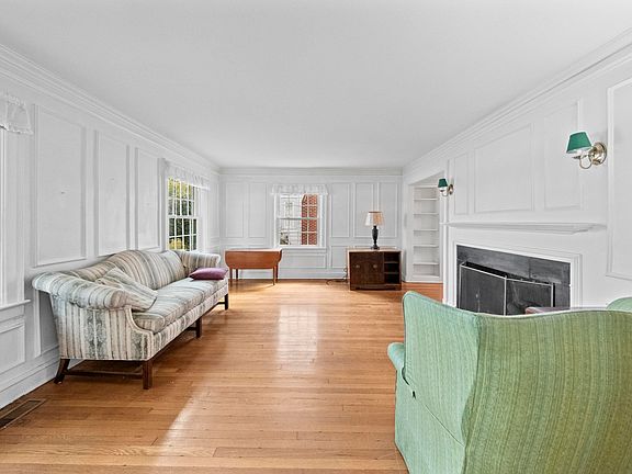 4th image of 704 Waterfront St