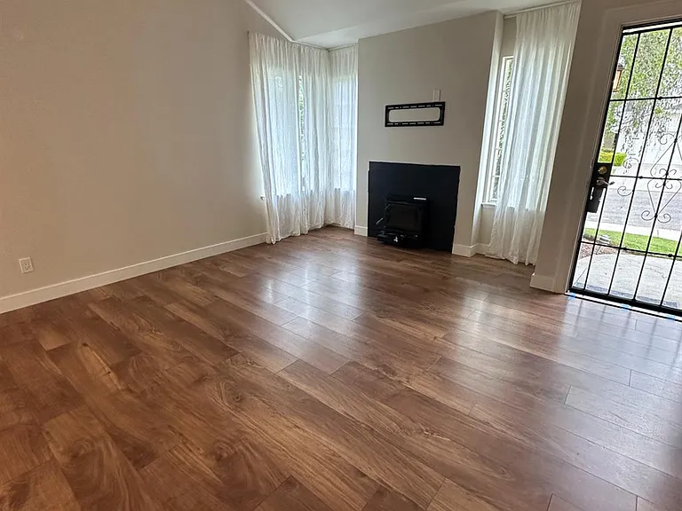 813 E Mockingbird Ln — Photo 3