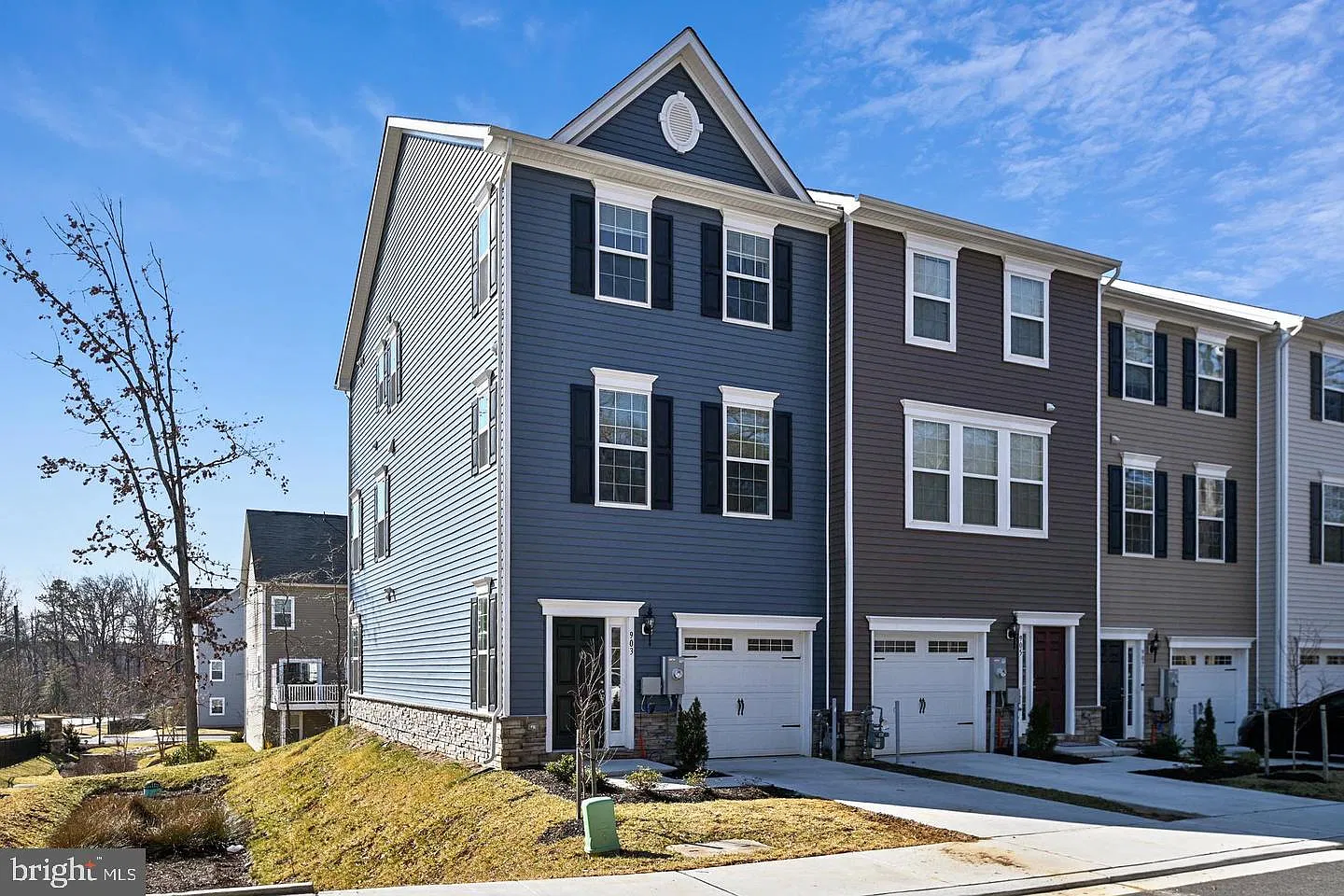 3 bed, 4.0 bath, 2402 sqft, $3,200 — Photo 1