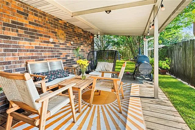 3 bed, 2.0 bath, 1688 sqft, $2,400 — Photo 2