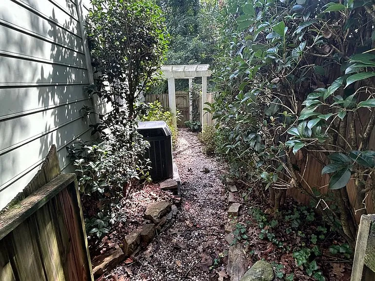 2461 Lyndhurst Ave — Photo 54