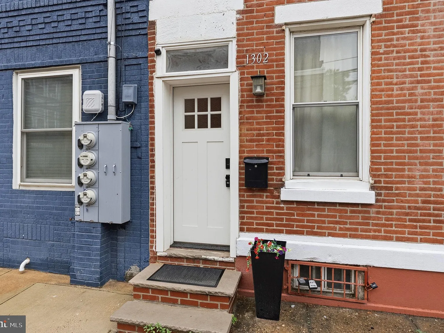3 bed, 2.0 bath, 1584 sqft, $2,400 — Photo 2
