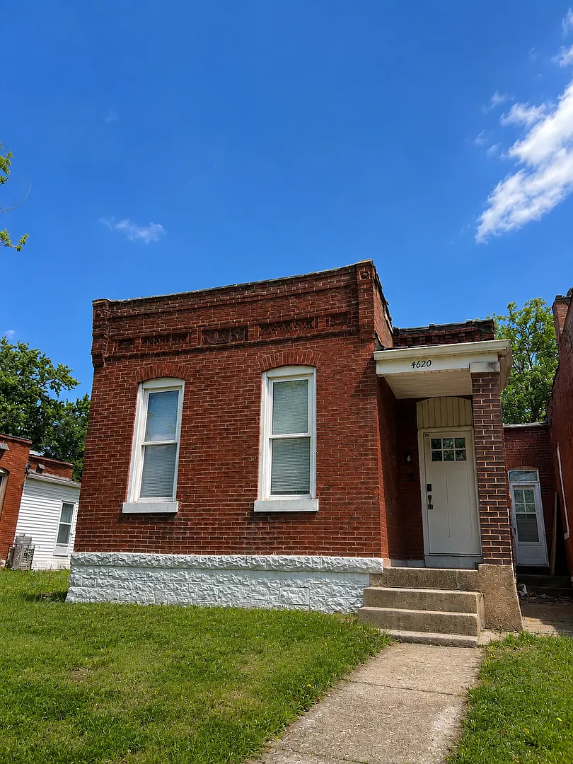 Fully Renovated 1 Bed + Bonus Room | Section 8 & All Housing Vouchers Welcome! — Photo 1