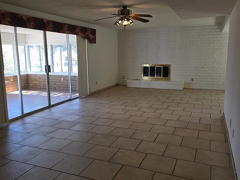 904 E Christmas Tree Ln — Photo 5