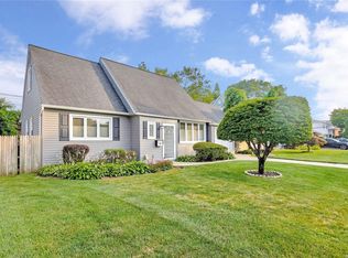 104 Jefferson Rd, Farmingdale, NY 11735