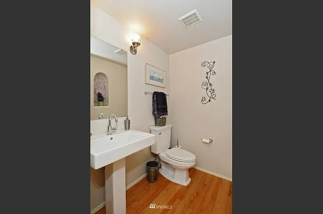 3 bed, 2.5 bath, 2260 sqft, $4,100 — Photo 3