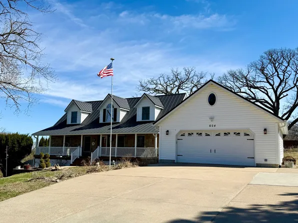 604 Breezy Point Dr, Clinton, IA 52732