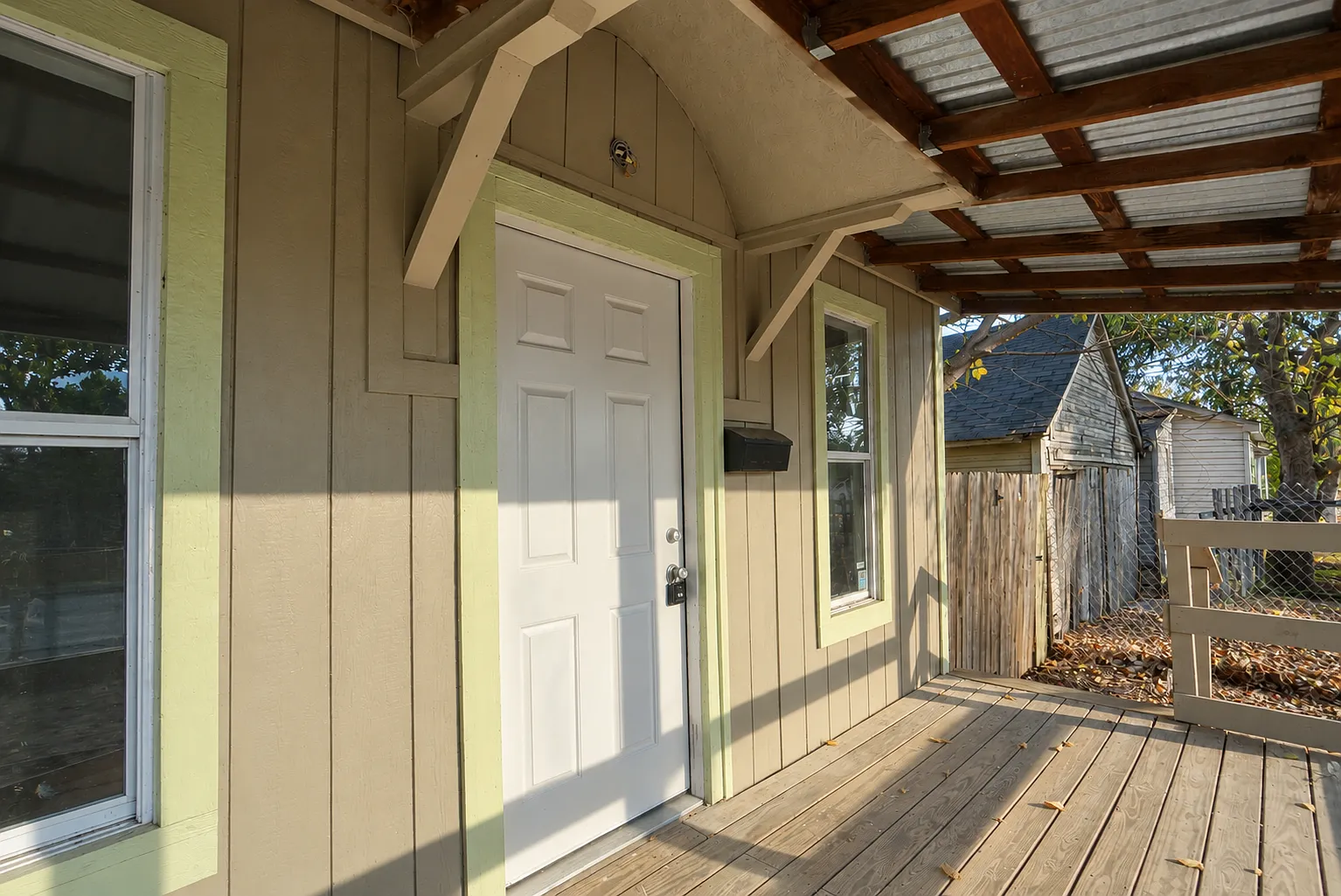 305 NW 16th St — Photo 3