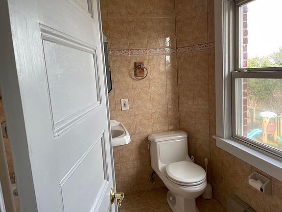 4th image of 323 Nassau Blvd