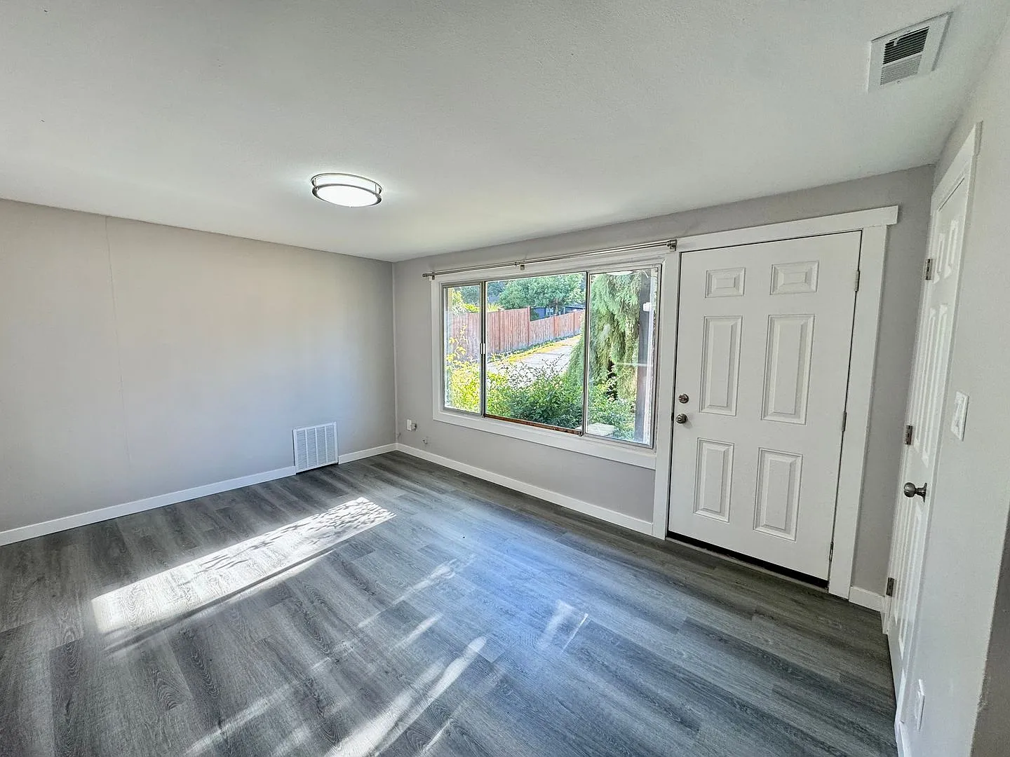 Beautifully Remodeled 4-Bedroom Home with Spacious Backyard in Mountlake Terrace — Photo 4
