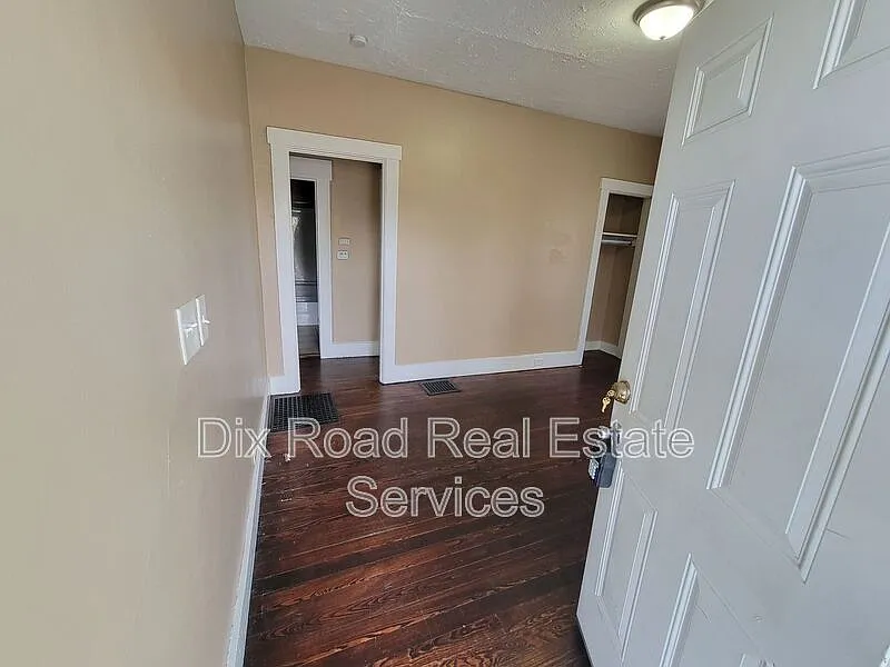 2 bed, 1.0 bath, 758 sqft, $995 — Photo 2