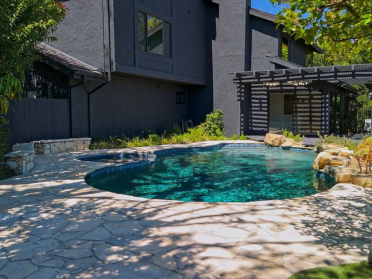 13302 Mulholland Dr — Photo 32