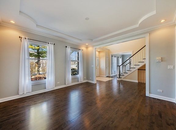 3rd image of 1115 W Saint James St
