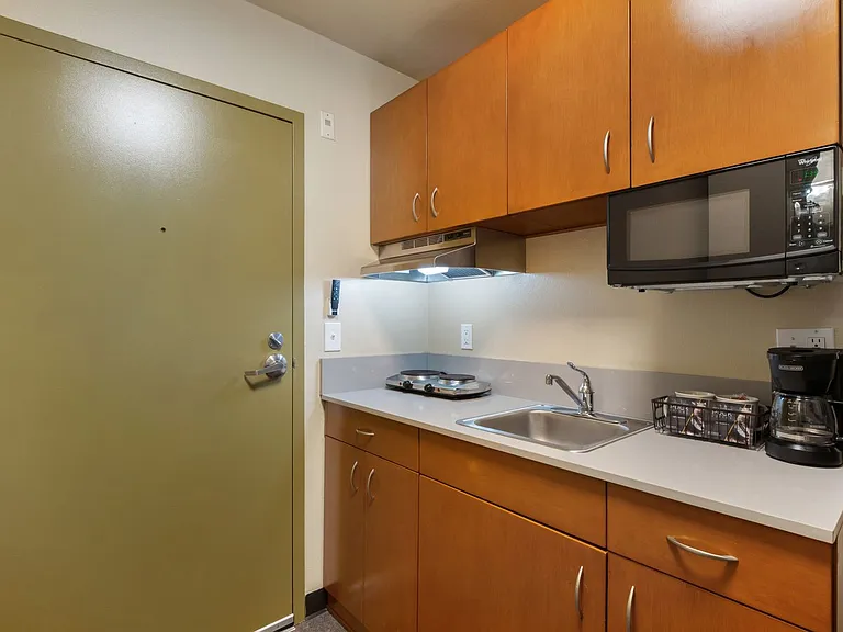 Pacific Inn Apartments — Photo 13