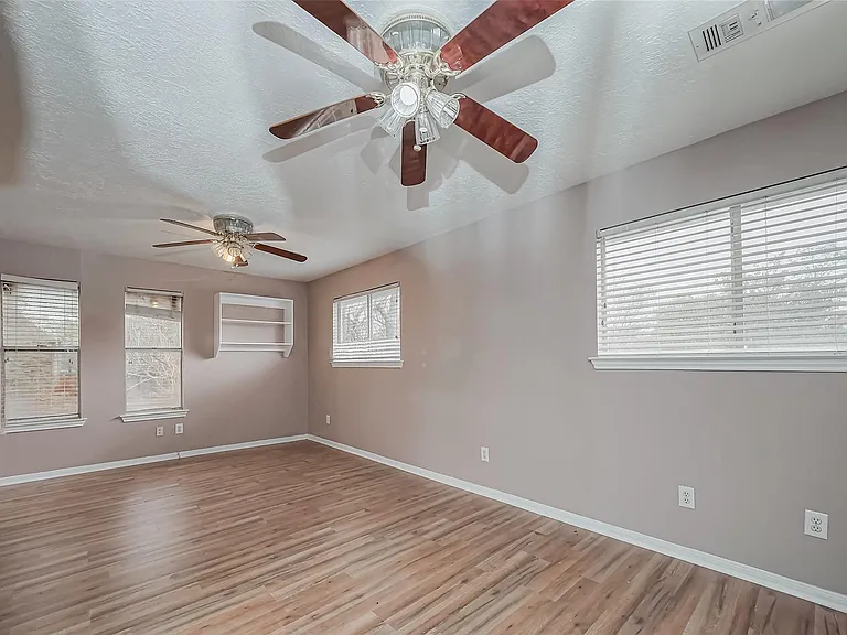 4015 Black Locust Dr — Photo 33