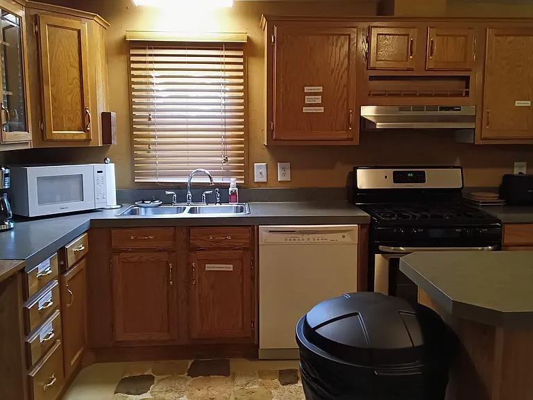 Dishwasher, garbage disposal, gas range/hood, stainless steel refrigerator and freezer with automatic ice maker