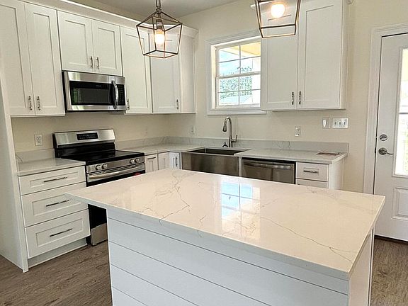 4th image of 8 Governors Cir