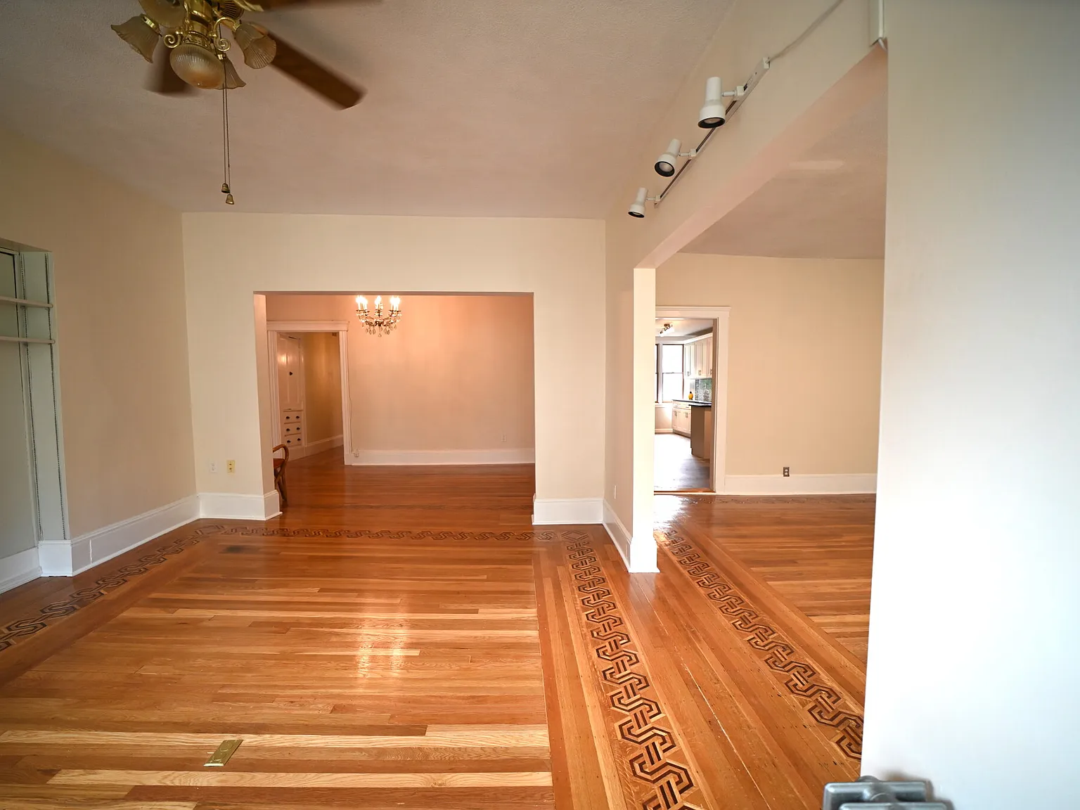 3 bed, 1.5 bath, 2000 sqft, $5,500 — Photo 2
