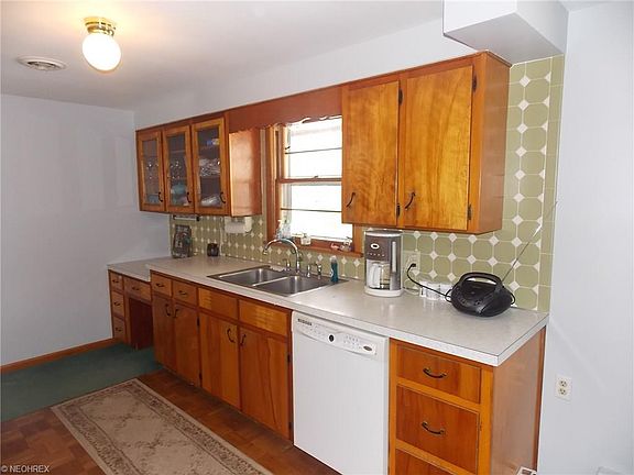 3rd image of 592 West St