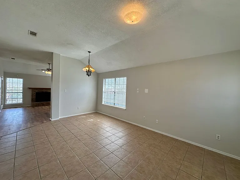 607 Hogan Dr — Photo 4