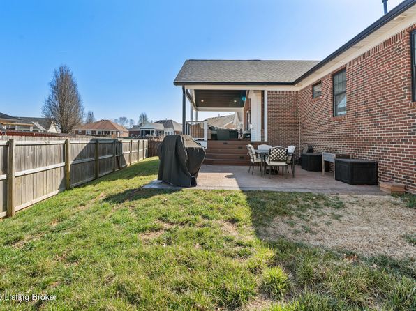 250 Bentwood Dr, Shepherdsville, KY 40165