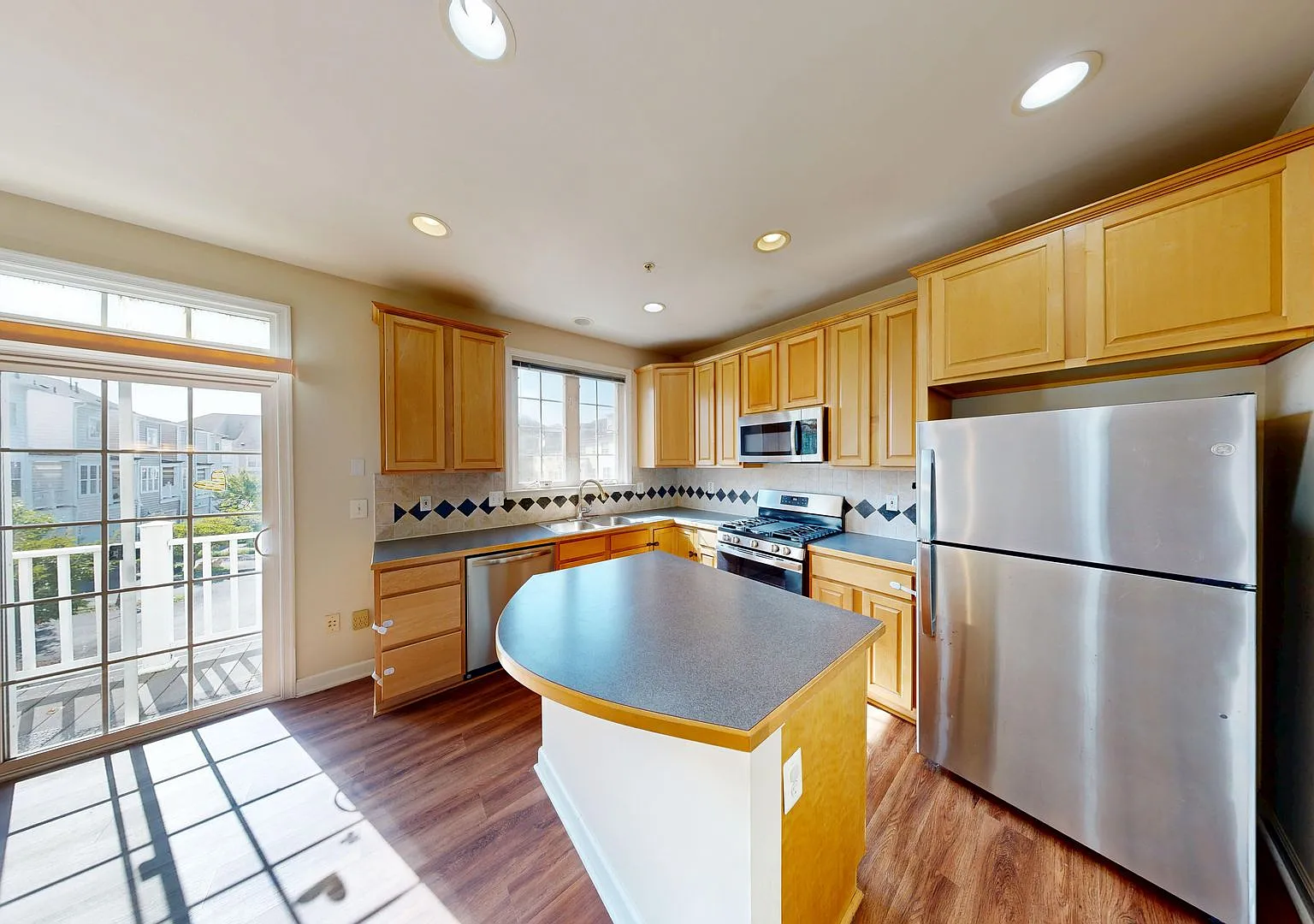 3Bedroom/2full+2Half Baths - Garage Townhouse in King Farm! — Photo 4