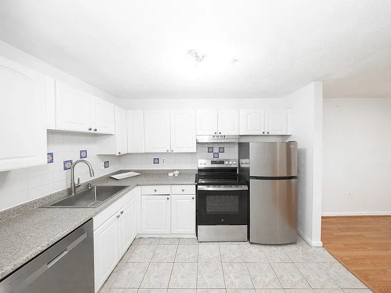 12 Williamsburg Ct #1 — Photo 2
