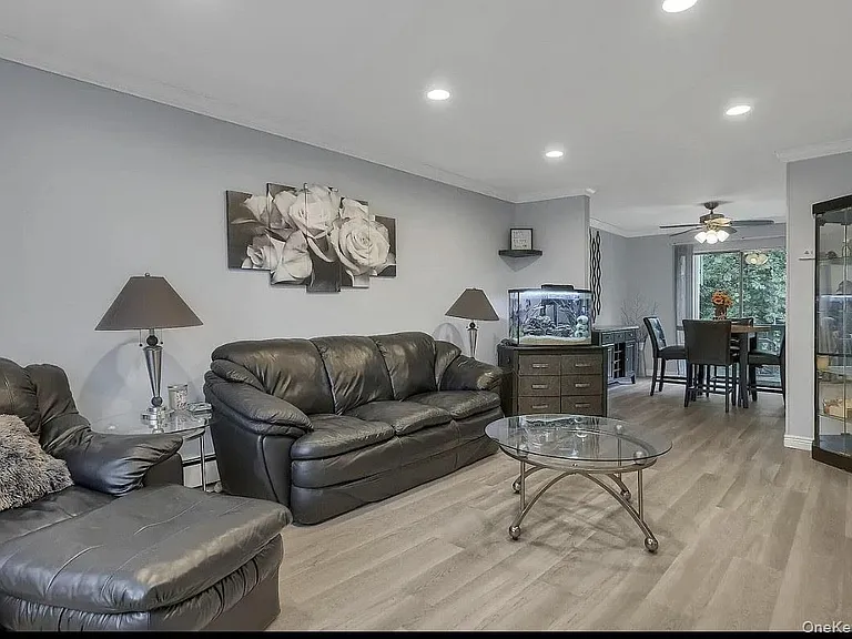 121 Coachlight Sq — Photo 2