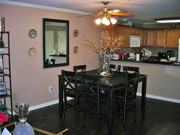 3rd image of 525 Versailles Blvd