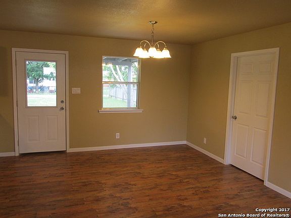 5th image of 2305 Elaine Dr