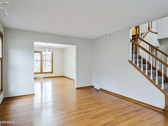 2nd image of 707 Foxwood Dr